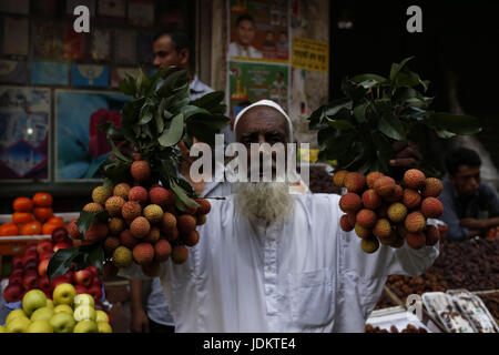 20 juin 2017 - Dhaka, Bangladesh - Un vendeur de fruits litchi montrer pour vendre près de la grande mosquée Baitul Mukarram. (Crédit Image : © Md. Mehedi Hasan via Zuma sur le fil) Banque D'Images