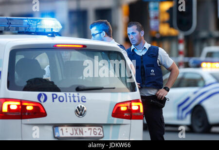 Bruxelles, Belgique. 20 Juin, 2017. Les agents de police belge montent la garde dans une zone bouclée à l'extérieur de la Gare Centrale de Bruxelles après une petite explosion à Bruxelles, Belgique, le 20 juin 2017. La gare centrale de Bruxelles a été évacué mardi soir après une petite explosion a eu lieu au sein de la station, les autorités locales ont confirmé. Credit : Ye Pingfan/Xinhua/Alamy Live News Banque D'Images