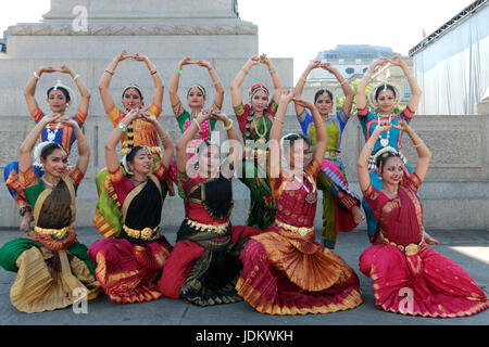 London UK 20 juin 2017 Akademi sous forme de performance, le groupe de danse Anglais spécialisé dans la musique classique contemporaine et populaire,des styles de danse asiatique ,présents à la Commission de l'Inde Yoga jour célébré à Trafalgar Square@Paul Quezada Neiman/Alamy Live New Banque D'Images