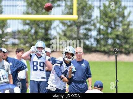 Juin 14th, 2017 : .Dallas Cowboys quarterback Dak Prescott (4).Au cours d'une Star à la NFL minicamp de Frisco, TX.Manny Flores/Cal Sport Media Banque D'Images