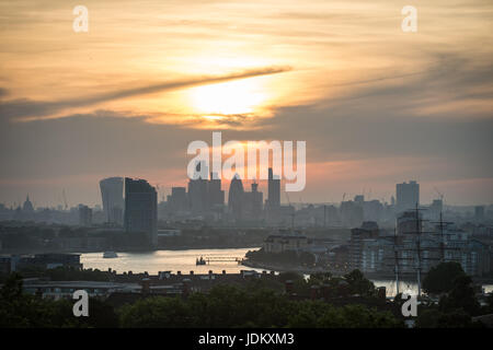 Londres, Royaume-Uni. 20 Juin, 2017. Météo France : Soirée coucher de soleil sur la ville vue de Greenwich Park se terminant l'un des jours les plus chauds de l'année. © Guy Josse/Alamy Live News Banque D'Images