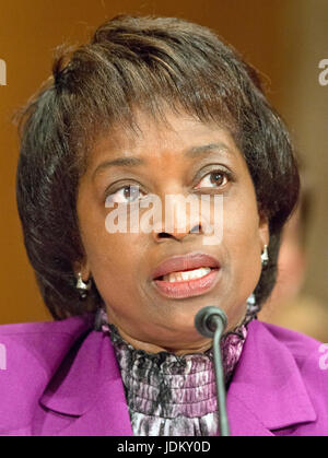 Mignon Clyburn, commissaire, Commission fédérale des communications (FCC) s'affiche avant le comité du Sénat américain sur les crédits sous-comité sur les services financiers et les administrations publiques pour examiner le projet de budget des dépenses et la justification de l'exercice 2018 demande de budget Federal Communications Commission sur la colline du Capitole à Washington, DC Le mardi, Juin 20, 2017. Credit : Ron Sachs/CNP /MediaPunch Banque D'Images