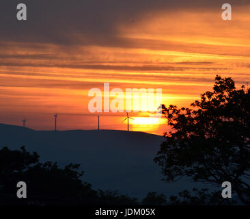 Aberystwyth, Pays de Galles, Royaume-Uni. 21 Juin, 2017. Le soleil se lève sur les monts Cambriens de galles le matin du solstice d'été, qui marque la position apparente de northmost le soleil. Crédit : John Gilbey/Alamy Live News Banque D'Images