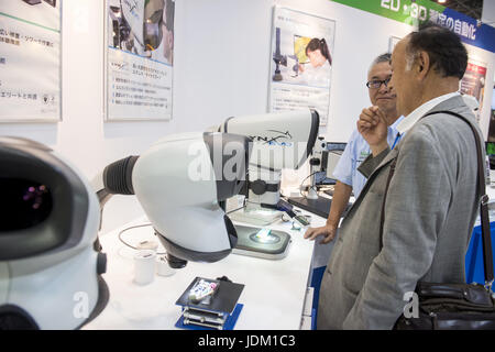 Tokyo, Tokyo, Japon. 21 Juin, 2017. Visiteurs regardez la vidéo & optique double système de mesure des produits du Duo Swift à la 25 3D & Virtual Reality Expo (IVR) à Tokyo. 3D et réalité virtuelle Expo plus de 2 000 sociétés nationales et étrangères de 18 pays showcase 3D de pointe et la technologie d'image haute définition super dans le plus grande exposition, qui devrait attirer quelque 82 000 visiteurs. Credit : Alessandro Di Ciommo/ZUMA/Alamy Fil Live News Banque D'Images