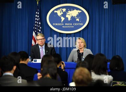 Washington, DC, USA-Chine Dialogue diplomatique et de sécurité au centre de la presse étrangère à Washington. 20 Juin, 2017. Susan A. Thornton (R), sous-secrétaire d'État aux affaires du Pacifique et de l'Asie de l'Est, et David F. Helvey exerce les fonctions de vice-ministre de la défense pour les affaires de sécurité de l'Asie et du Pacifique, d'assister à un exposé sur l'aperçu de la U.S.-China Dialogue diplomatiques et de sécurité à la Foreign Press Center à Washington, DC Le 20 juin 2017. Credit : Yin Bogu/Xinhua/Alamy Live News Banque D'Images