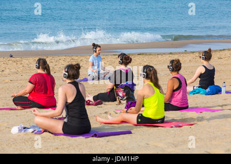 Bournemouth, Dorset, UK. 21 Juin, 2017. Un autre jour ensoleillé chaud de la météo, mais jusqu'au début de la méditation du matin et énergisant hatha flow-ish pour yoga sur la plage de Bournemouth pour célébrer la Journée Internationale de Yoga Crédit : Carolyn Jenkins/Alamy Live News Banque D'Images