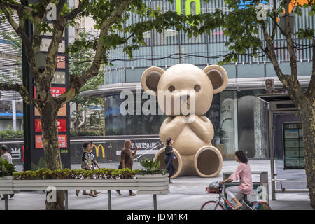 Shanghai, Shanghai, Chine. 21 Juin, 2017. Une sculpture géante de l'ours en peluche peut être ssen à Shanghai, le 21 juin 2017. Crédit : SIPA Asie/ZUMA/Alamy Fil Live News Banque D'Images