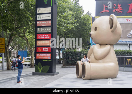 Shanghai, Shanghai, Chine. 21 Juin, 2017. Une sculpture géante de l'ours en peluche peut être ssen à Shanghai, le 21 juin 2017. Crédit : SIPA Asie/ZUMA/Alamy Fil Live News Banque D'Images