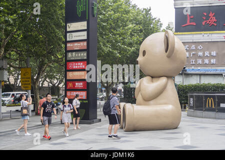 Shanghai, Shanghai, Chine. 21 Juin, 2017. Une sculpture géante de l'ours en peluche peut être ssen à Shanghai, le 21 juin 2017. Crédit : SIPA Asie/ZUMA/Alamy Fil Live News Banque D'Images