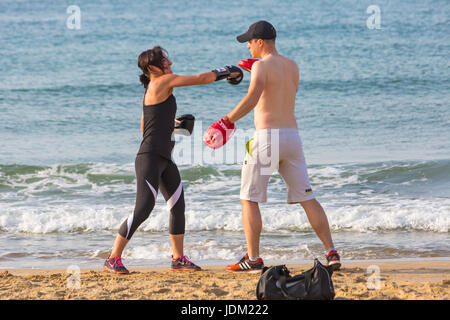 Bournemouth, Dorset, UK. 21 Juin, 2017. Météo France : un début de journée ensoleillée à plages de Bournemouth à la hausse des températures pour continuer la canicule. Couple practicing self défense sur la plage. Credit : Carolyn Jenkins/Alamy Live News Banque D'Images