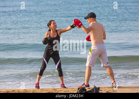 Bournemouth, Dorset, UK. 21 Juin, 2017. Météo France : un début de journée ensoleillée à plages de Bournemouth à la hausse des températures pour continuer la canicule. Couple practicing self défense sur la plage. Credit : Carolyn Jenkins/Alamy Live News Banque D'Images