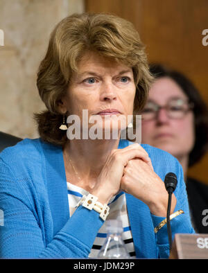 Washington, Us. 20 Juin, 2017. Sénateur des États-Unis Lisa Murkowski (républicain de l'Alaska) Président, Comité du Sénat américain sur l'énergie et des ressources à l'écoute en tant que secrétaire de l'intérieur Ryan Zinke témoigne sur le budget du président demande pour le ministère de l'Intérieur pour l'exercice 2018 sur la colline du Capitole à Washington, DC Le mardi, Juin 20, 2017. Credit : Ron Sachs/CNP · AUCUN SERVICE DE FIL · Photo : Ron Sachs/consolidé/dpa/Alamy Live News Banque D'Images