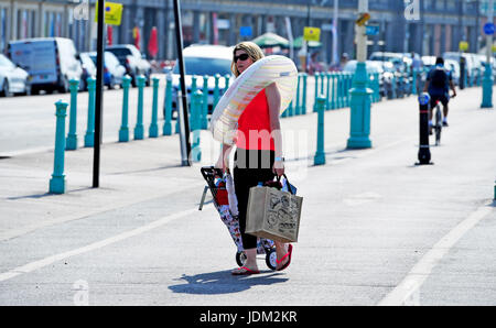 Brighton, UK. 21 Juin, 2017. Cette dame est équipé pour la plage de Brighton qu'il devrait être la plus chaude journée de juin depuis plus de 40 ans dans certaines parties de la Grande-Bretagne aujourd'hui Crédit : Simon Dack/Alamy Live News Banque D'Images