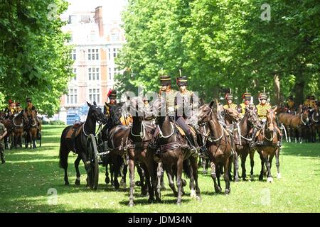 Londres : 21 juin 2017. Le Royal Artillary fire un pistolet 41 Royal Salute dans Green Park.L'ouverture du Parlement marque le début officiel de l'année parlementaire et le discours de la reine énonce les gouvernements d'ordre du jour de la prochaine session. Crédit:claire doherty Alamy/Live News. Banque D'Images