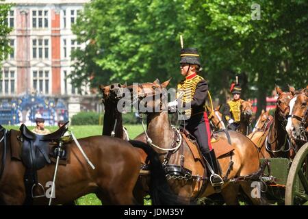 Londres : 21 juin 2017. Le Royal Artillary fire un pistolet 41 Royal Salute dans Green Park.L'ouverture du Parlement marque le début officiel de l'année parlementaire et le discours de la reine énonce les gouvernements d'ordre du jour de la prochaine session. Crédit:claire doherty Alamy/Live News. Banque D'Images