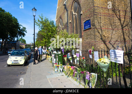 Londres, Royaume-Uni. 20 juin 2017 - Le 14 juin 2017, la Tour de Grenfell une tour haute de 24 étages de logements publics bloc appartements dans le nord de Kensington, l'ouest de Londres, l'Angleterre a été lourdement endommagé par un incendie, causant un grand nombre de victimes. Les gens sont venus déposer des fleurs et des hommages aux victimes qui ont perdu la vie dans l'incendie. Banque D'Images