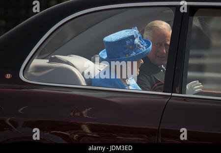 La place du parlement, Londres, Royaume-Uni. 21 juin 2017. La reine assiste à l'ouverture du Parlement, arrivant avec le Prince Charles en voiture dans une cérémonie réduit et surveillé par des centaines de chaleur à la place du Parlement. Credit : Malcolm Park / Alamy Live News. Banque D'Images