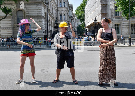 Londres, Royaume-Uni. 21 Juin, 2017. Anti-Tory : un 'dance' en dehors de Downing Street après le discours de la reine d'être livré dans le Westminster. Crédit : Stephen Chung/Alamy Live News