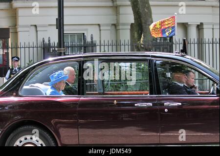 La reine Elizabeth et le Prince Charles, Londres, Royaume-Uni. 21 Juin, 2017. La reine Elizabeth et le Prince Charles d'arriver pour l'ouverture du parlement. Le prince Philip a été trop malade pour assister à l'hôpital n et le Prince Charles est allé à sa place. Juin 2017 London, UK Crédit : stock photo photographie image éditoriale. Lorna Roberts/Alamy Live News Banque D'Images