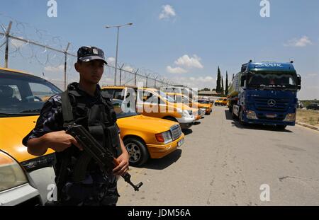 21 juin 2017 - Nusseirat, dans la bande de Gaza, territoire palestinien - un membre des forces de sécurité palestiniennes monte la garde comme les camions transportant du carburant égyptien arrivent à Gaza's power plant à Nusseirat, dans le centre de la bande de Gaza après l'entrée dans le sud de la bande de Gaza de l'Egypte à travers le passage de Rafah le 21 juin 2017. L'Égypte a commencé à livrer un million de litres de carburant à Gaza, un responsable palestinien a déclaré, dans une tentative pour alléger l'enclave palestinienne désespérée de l'électricité. Le combustible, amené par camion à travers la frontière de Rafah entre l'Egypte et Gaza, seront acheminés vers la seule puissance s Banque D'Images