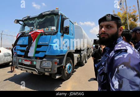 21 juin 2017 - Nusseirat, dans la bande de Gaza, territoire palestinien - les forces de sécurité palestiniennes montent la garde comme les camions transportant du carburant égyptien arrivent à Gaza's power plant à Nusseirat, dans le centre de la bande de Gaza après l'entrée dans le sud de la bande de Gaza de l'Egypte à travers le passage de Rafah le 21 juin 2017. L'Égypte a commencé à livrer un million de litres de carburant à Gaza, un responsable palestinien a déclaré, dans une tentative pour alléger l'enclave palestinienne désespérée de l'électricité. Le combustible, amené par camion à travers la frontière de Rafah entre l'Egypte et Gaza, seront acheminés vers la seule station d'alimentation -- clo Banque D'Images