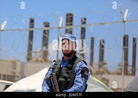 21 juin 2017 - Nusseirat, dans la bande de Gaza, territoire palestinien - un membre des forces de sécurité palestiniennes monte la garde comme les camions transportant du carburant égyptien arrivent à Gaza's power plant à Nusseirat, dans le centre de la bande de Gaza après l'entrée dans le sud de la bande de Gaza de l'Egypte à travers le passage de Rafah le 21 juin 2017. L'Égypte a commencé à livrer un million de litres de carburant à Gaza, un responsable palestinien a déclaré, dans une tentative pour alléger l'enclave palestinienne désespérée de l'électricité. Le combustible, amené par camion à travers la frontière de Rafah entre l'Egypte et Gaza, seront acheminés vers la seule puissance s Banque D'Images