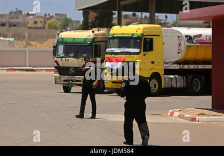 21 juin 2017 - Nusseirat, dans la bande de Gaza, territoire palestinien - les forces de sécurité palestiniennes se tenir comme gardiens des camions transportant de l'arrivée de carburant égyptien à Gaza's power plant à Nusseirat, dans le centre de la bande de Gaza après l'entrée dans le sud de la bande de Gaza de l'Egypte à travers le passage de Rafah le 21 juin 2017. L'Égypte a commencé à livrer un million de litres de carburant à Gaza, un responsable palestinien a déclaré, dans une tentative pour alléger l'enclave palestinienne désespérée de l'électricité. Le combustible, amené par camion à travers la frontière de Rafah entre l'Egypte et Gaza, seront acheminés vers la seule station d'alimentation -- cl Banque D'Images