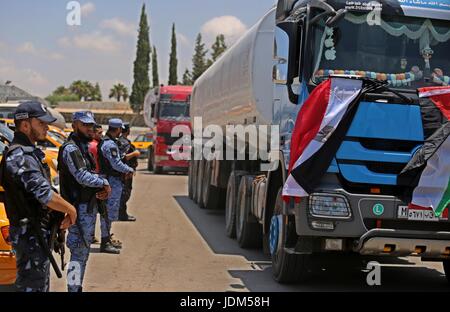 21 juin 2017 - Nusseirat, dans la bande de Gaza, territoire palestinien - les forces de sécurité palestiniennes montent la garde comme les camions transportant du carburant égyptien arrivent à Gaza's power plant à Nusseirat, dans le centre de la bande de Gaza après l'entrée dans le sud de la bande de Gaza de l'Egypte à travers le passage de Rafah le 21 juin 2017. L'Égypte a commencé à livrer un million de litres de carburant à Gaza, un responsable palestinien a déclaré, dans une tentative pour alléger l'enclave palestinienne désespérée de l'électricité. Le combustible, amené par camion à travers la frontière de Rafah entre l'Egypte et Gaza, seront acheminés vers la seule station d'alimentation -- clo Banque D'Images