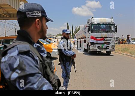 21 juin 2017 - Nusseirat, dans la bande de Gaza, territoire palestinien - les forces de sécurité palestiniennes montent la garde comme les camions transportant du carburant égyptien arrivent à Gaza's power plant à Nusseirat, dans le centre de la bande de Gaza après l'entrée dans le sud de la bande de Gaza de l'Egypte à travers le passage de Rafah le 21 juin 2017. L'Égypte a commencé à livrer un million de litres de carburant à Gaza, un responsable palestinien a déclaré, dans une tentative pour alléger l'enclave palestinienne désespérée de l'électricité. Le combustible, amené par camion à travers la frontière de Rafah entre l'Egypte et Gaza, seront acheminés vers la seule station d'alimentation -- clo Banque D'Images