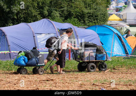 Pilton, Somerset, Royaume-Uni. 21 Juin, 2017. Glastonbury Festival Jour 1 - les festivaliers en faisant glisser les sacs, de l'eau, de la bière et des tentes sur trollies à travers la boue sèche à Glastonbury Festival, Pilton 21 juin 2017, UK : Crédit photographique DFP/Alamy Live News Banque D'Images