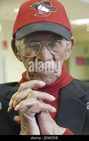 Rock Island, Iowa, États-Unis. 1er mars, 2012. Shelby Harris, un résident de l'île de roche, Centre de réadaptation et de soins infirmiers est le plus ancien aux Etats-Unis, selon un groupe qui effectue le supercentarians. Il fêtera la 111ème anniversaire à la fin de mars. Crédit : Larry Fisher/Quad-City Times/ZUMA/Alamy Fil Live News Banque D'Images