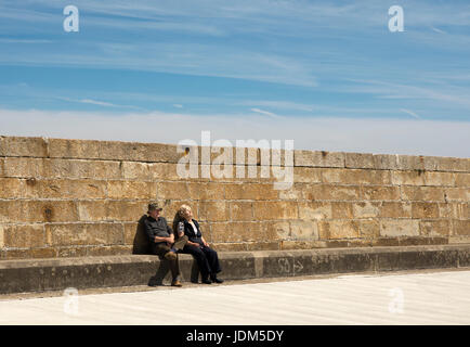 Howth, Irlande. 21 Juin, 2017. Rappel d'un homme et une femme au soleil sur Howth jetée sur une chaude journée d'été dans le comté de Dublin, Irlande Crédit : Darren McLoughlin/Alamy Live News Banque D'Images
