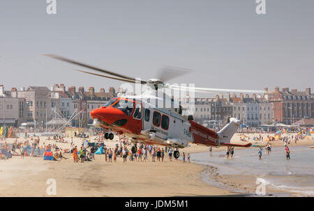 Weymouth, Dorest, UK. Jun 21, 2017. Sur les terres d'hélicoptère de garde-côtes après Plage de Weymouth, Dorset UK personne s'effondre, Photo : Justin Glynn/Alamy Live News Banque D'Images