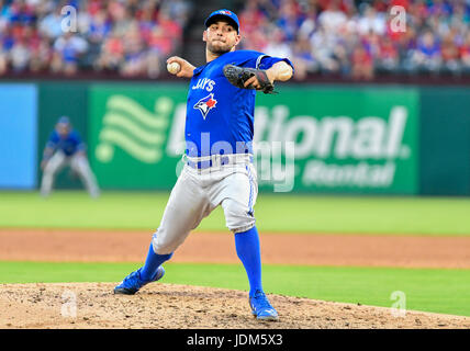 JUN 19, 2017 : le lanceur partant des Blue Jays de Toronto Marco Estrada # 25 lors d'un match entre la MLB les Blue Jays de Toronto et les Rangers du Texas à Globe Life Park à Arlington, TX Texas défait Toronto 7-6 Albert Pena/CSM Banque D'Images
