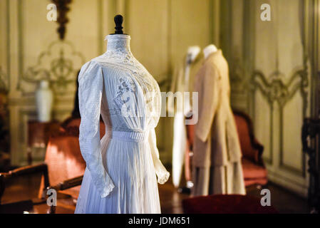 (170621) -- Seine-et-Marne 21 juin 2017 (Xinhua) -- Photo prise le 20 juin 2017 présente une robe d'été qui était populaire autour de 1900 au château de Champs-sur-Marne en Marne-la-Vallée, France. L'exposition 'L'histoire en costumes : à partir de la Belle Epoque aux années folles 1890-1930' a montré plus de 40 tenues, à partir de laquelle les visiteurs peuvent se rendre compte de l'évolution de l'habillement et les changements sociaux à l'époque. (Xinhua/Chen Yichen)(zf) Banque D'Images
