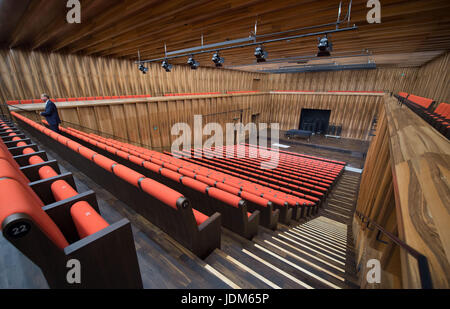 Kunzelsau-Gaisbach, Allemagne. 21 Juin, 2017. Sièges vides peuvent être vus dans la salle de musique du Carmen Wurth Forum dans Kunzelsau-Gaisbach, Allemagne, 21 juin 2017. Le Centre de congrès et culturel nommé d'après l'épouse du milliardaire Wurth sera inauguré en l'hohenlohish le dialecte de la région à la mi-juillet dans la ville natale de Wurth. Photo : Marijan Murat/dpa/Alamy Live News Banque D'Images