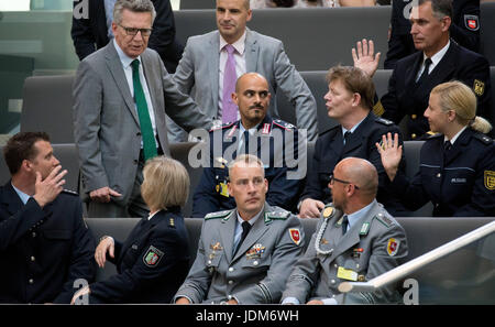 Berlin, Allemagne. 21 Juin, 2017. Le ministre fédéral de l'intérieur Thomas de Maizière (ci-dessus à gauche) parle avec des policiers et des soldats au cours de la session du Bundestag (parlement fédéral) concernant le déménagement de la Bundeswehr (Forces armées Federak) Alliance de Incirlik en Turquie pour la Jordanie, qui a eu lieu à Berlin, Allemagne, 21 juin 2017. Photo : Kay Nietfeld/dpa/Alamy Live News Banque D'Images