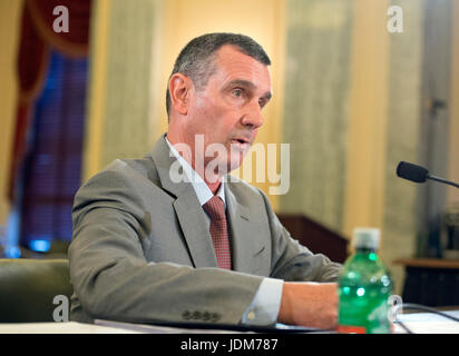 David P. Pekoske s'affiche avant le comité du Sénat américain sur le commerce, les sciences et le transport sur sa nomination d'être administrateur de la Transportation Security Administration (TSA) sur la colline du Capitole à Washington, DC le mercredi 21 juin 2017. Credit : Ron Sachs/CNP /MediaPunch Banque D'Images