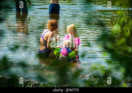 Baignoire, Claverton, Weier Warleigh. Jun 21, 2017. Météo britannique. Vague de chaleur en juin la plus chaude apporte depuis 40 ans, les gens affluent à Warleigh Weier pour vous rafraîchir. Un déversoir de 100 m de long dans un magnifique vallée de l'Avon. Pré, vieux ferry crossing étapes, s'étend de l'eau profond long. C'était une ambiance de fête à la place Credit : Chandra Prasad/Alamy Live News Banque D'Images