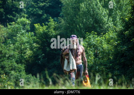 Baignoire, Claverton, Weier Warleigh. Jun 21, 2017. Météo britannique. Vague de chaleur en juin la plus chaude apporte depuis 40 ans, les gens affluent à Warleigh Weier pour vous rafraîchir. Un déversoir de 100 m de long dans un magnifique vallée de l'Avon. Pré, vieux ferry crossing étapes, s'étend de l'eau profond long. C'était une ambiance de fête à la place Credit : Chandra Prasad/Alamy Live News Banque D'Images