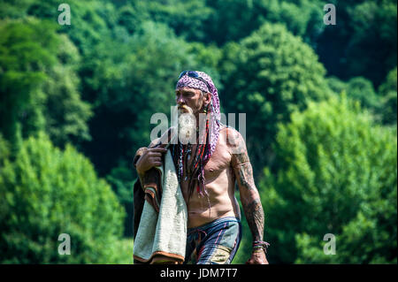 Baignoire, Claverton, Weier Warleigh. Jun 21, 2017. Météo britannique. Vague de chaleur en juin la plus chaude apporte depuis 40 ans, les gens affluent à Warleigh Weier pour vous rafraîchir. Un déversoir de 100 m de long dans un magnifique vallée de l'Avon. Pré, vieux ferry crossing étapes, s'étend de l'eau profond long. C'était une ambiance de fête à la place Credit : Chandra Prasad/Alamy Live News Banque D'Images