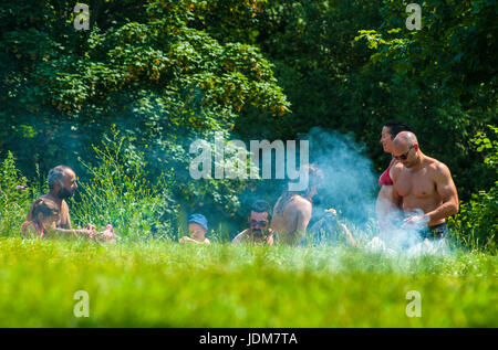 Baignoire, Claverton, Weier Warleigh. Jun 21, 2017. Météo britannique. Vague de chaleur en juin la plus chaude apporte depuis 40 ans, les gens affluent à Warleigh Weier pour vous rafraîchir. Un déversoir de 100 m de long dans un magnifique vallée de l'Avon. Pré, vieux ferry crossing étapes, s'étend de l'eau profond long. C'était une ambiance de fête à la place Credit : Chandra Prasad/Alamy Live News Banque D'Images