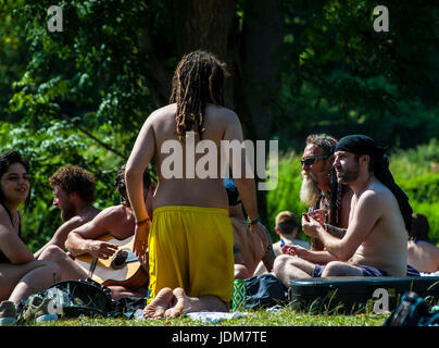 Baignoire, Claverton, Weier Warleigh. Jun 21, 2017. Météo britannique. Vague de chaleur en juin la plus chaude apporte depuis 40 ans, les gens affluent à Warleigh Weier pour vous rafraîchir. Un déversoir de 100 m de long dans un magnifique vallée de l'Avon. Pré, vieux ferry crossing étapes, s'étend de l'eau profond long. C'était une ambiance de fête à la place Credit : Chandra Prasad/Alamy Live News Banque D'Images
