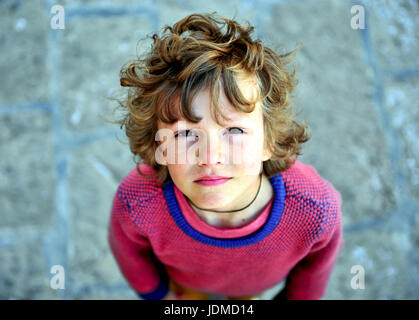 Portrait d'un shaggy kid looking at camera Banque D'Images