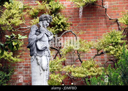 Statue du dieu grec Pan dans un jardin clos Banque D'Images