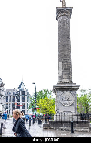 Montréal, Canada - le 26 mai 2017 : la Colonne Nelson dans la région du Québec avec des gens qui marchent sous la pluie des jours nuageux Banque D'Images