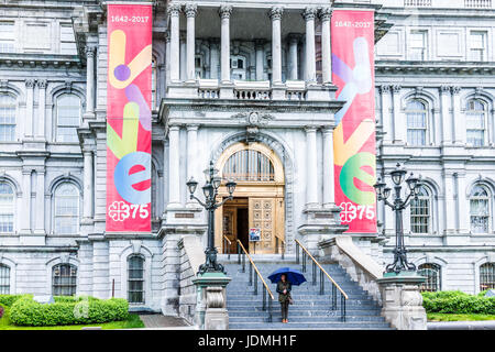 Montréal, Canada - le 26 mai 2017 : Hôtel de ville entrée dans la région du Québec avec des gens qui marchent avec des parasols sous la pluie des jours nuageux Banque D'Images