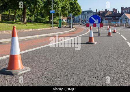 Fermeture de voie temporaire. Gardez la droite panneau routier et cônes de circulation sur route, de bloquer une voie, Lancashire, England, UK Banque D'Images