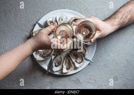 Délicieuses huîtres avec tranche de citron et de verres de vin blanc, vue du dessus Banque D'Images