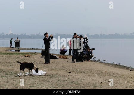 U-Bein Bridge/Amarapura - Myanmar 22 Janvier 2016 : les touristes sont en attente à la rive du lac Taungthaman pour le soleil de se lever sur le pont u-bein à ca Banque D'Images